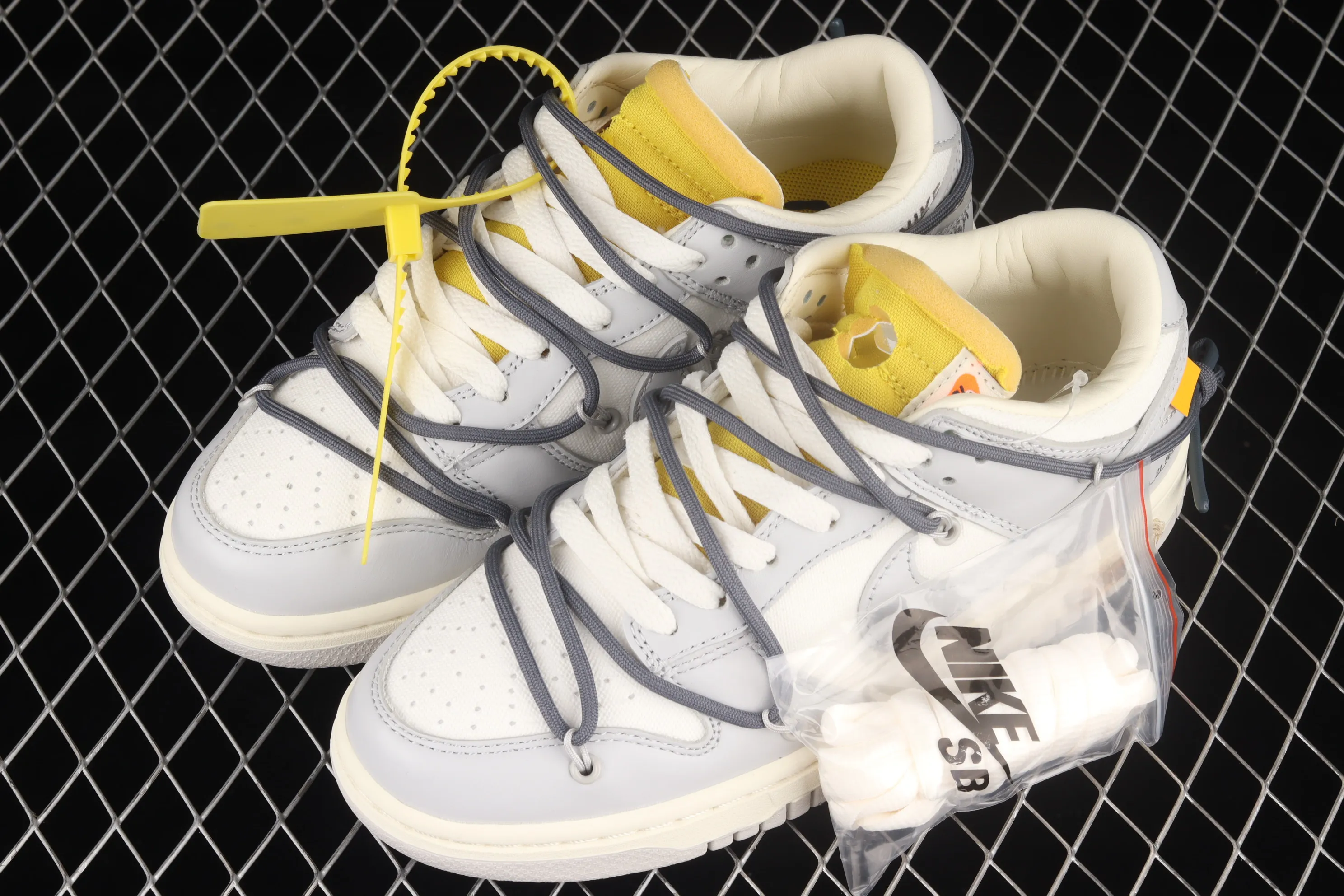 All Categories Nk SB Dunk Series Nk SB Dunk Low Low-top sneakers Pure original version OF x Nk Dunk Low OW Gray SB smashed backboard fashion casual sneakers DM1602-105